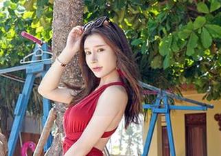 Feilin嗲囡囡 – 图里的Emily尹菲，校服如同伪装，你心里在想什么？