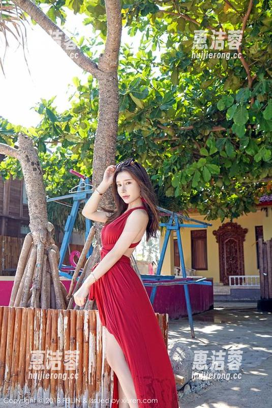 Feilin嗲囡囡 - 图里的Emily尹菲，校服如同伪装，你心里在想什么？