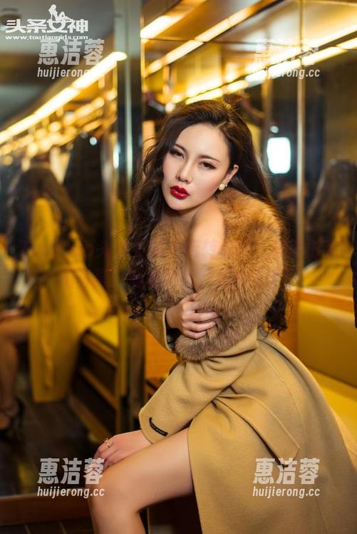 TouTiao头条女神 - 玩转校园，李思彤私拍写真：淌水而行，太欢乐了！