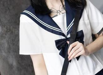 XIAOYU语画界 – 原图里透着几分懵懂，玥儿玥er的镂空代表着什么呢？