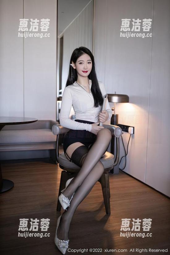 Xiuren秀人网 - 徐莉芝Booty原图分享：在海南岛探险时被海风打了个趔趄