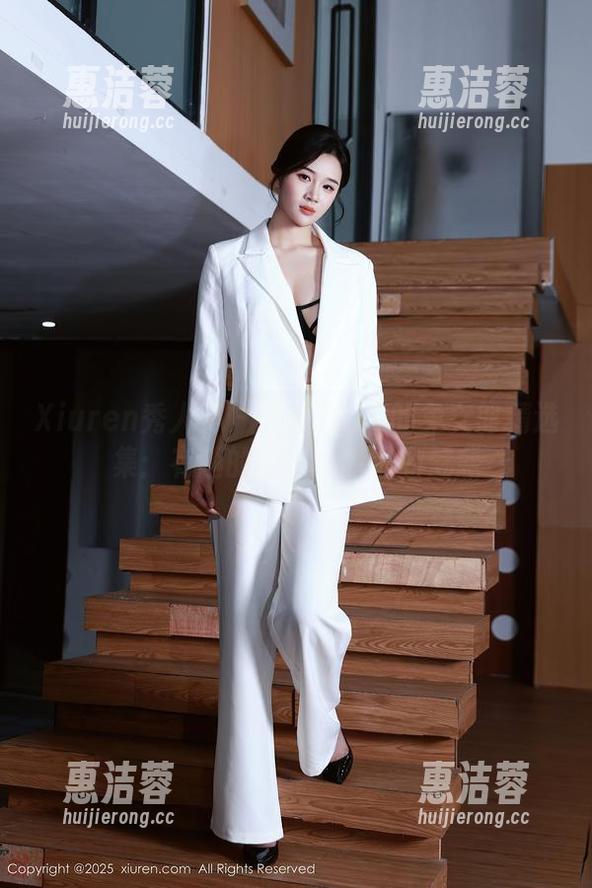 Xiuren秀人网 - 涵涵Luna的兔女郎精选集：有趣的姿态与暗涌的魅惑