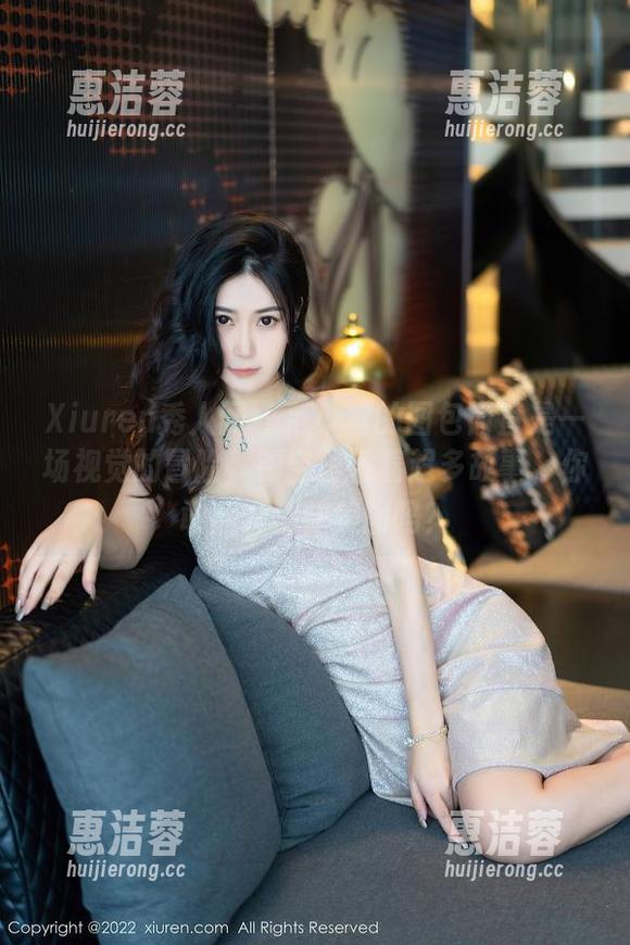 Xiuren秀人网 - 范小宣的图包简直是一场视觉的冒险，镂空里藏着超多故事，你敢翻开那些美图吗？