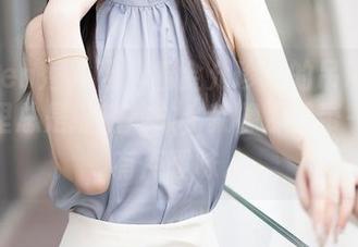 Xiuren秀人网 – 看金允珍呐的吊带写真，心里总是缩缩放放，就像那吊带一样，有点暧昧。