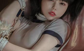 七月喵子的灰丝写真，适合不小心被优雅迷住的你