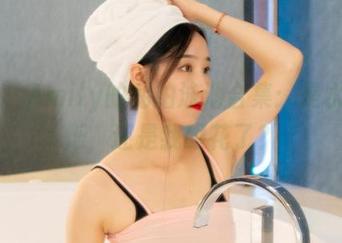 丽柜 – Amily的私拍泳池合集：是水光闪烁，还是我眼花了？