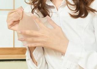 丽柜 – 敏儿的“颜丝香茧”图包，心里默念“要不要在穿搭上找点灵感呢？”