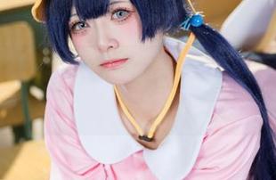九柒喵的写真又来了，初音未来与兔子洞，这个组合太奇葩了吧！
