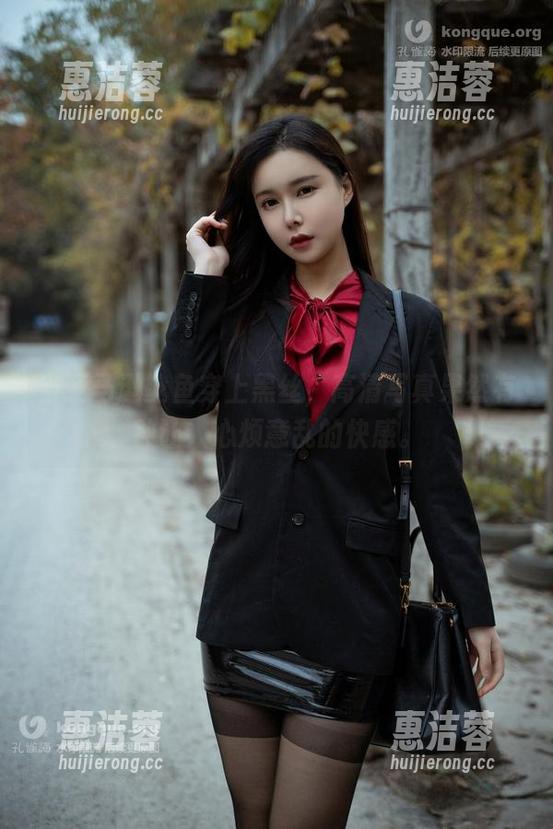 当亚马逊鲶鱼穿上黑丝，高清写真果然有种让人心烦意乱的快感。