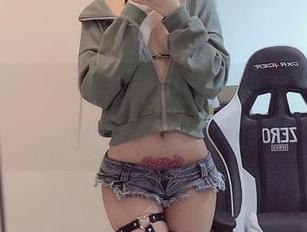 美图合集：女仆系列中的佳佳酱ovo，五彩斑斓的卷发引人探究