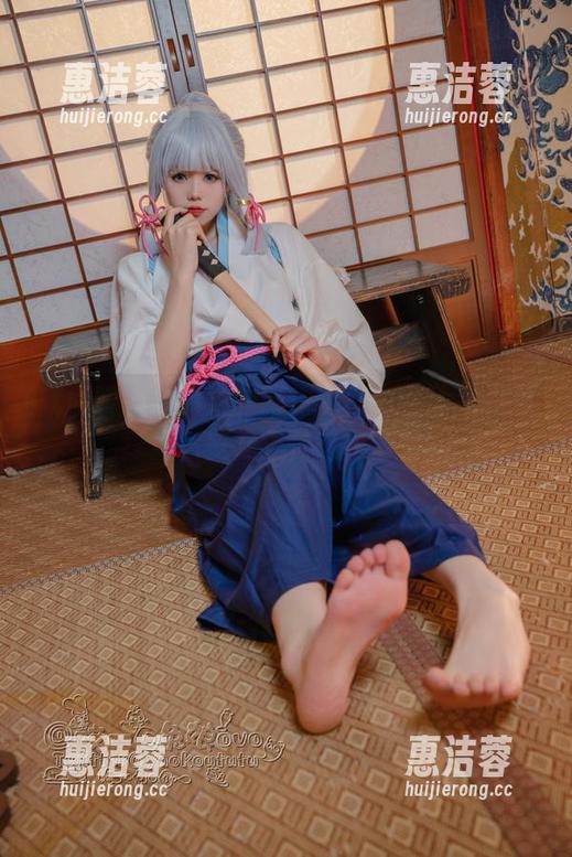 就问咬一口兔娘的网袜写真为啥让我心里痒痒，是在犯什么甜蜜错？