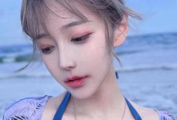 今天啾小妍的灰丝写真，在线撒的糖，快来定义“甜”。