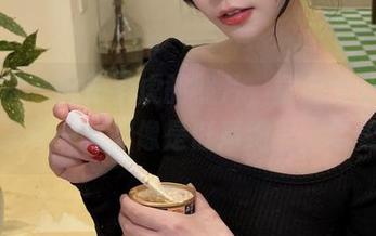 微密圈 – 妮是老虎的照片，童颜女仆，私房图里每一帧都像是低声细语，柔柔的。