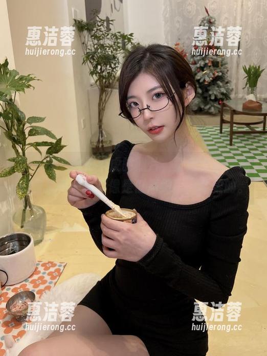 微密圈 - 妮是老虎的照片，童颜女仆，私房图里每一帧都像是低声细语，柔柔的。