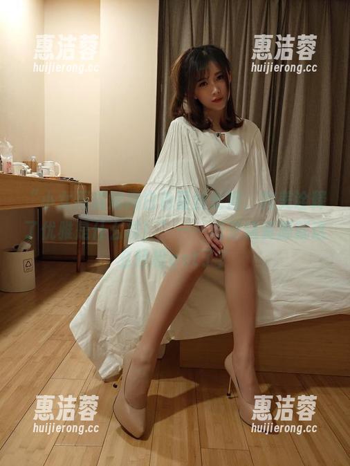 “小女巫露娜用白色蕾丝长筒，完美诠释了优雅是什么样！”——难道这资源就这么轻松get了？