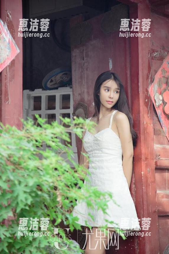 尤果网 - 最新的王莹婚纱图片，似乎抢走了不少人心中完美婚礼的天花板。