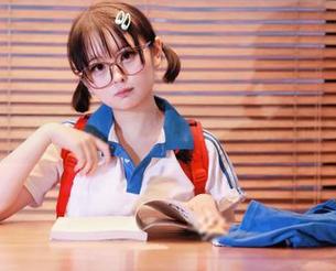 一张照片看不够，幼水铃衣的礼服太有气场，心中默默叫好！