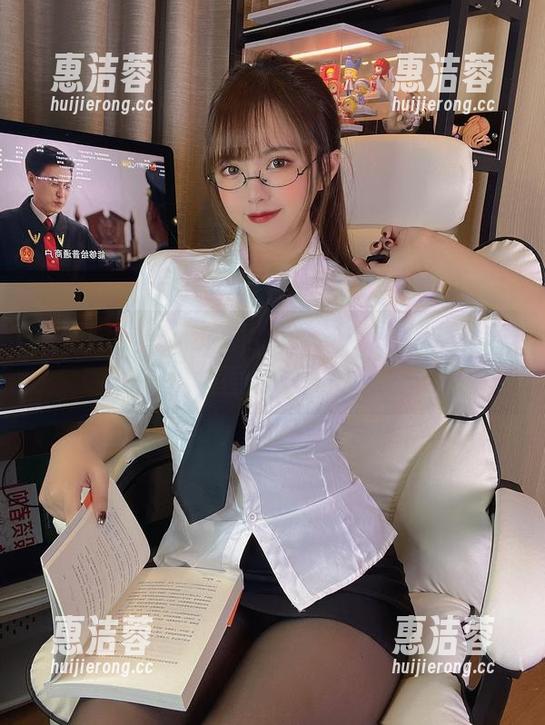 微密圈 - 一边是职业装，一边是张思允——这组图包不太对劲！