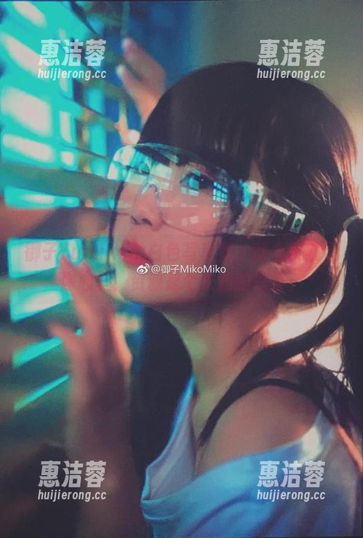 御子Yumiko的白色写真集，翻个页就让你心乍！资源是个未知的惊喜。