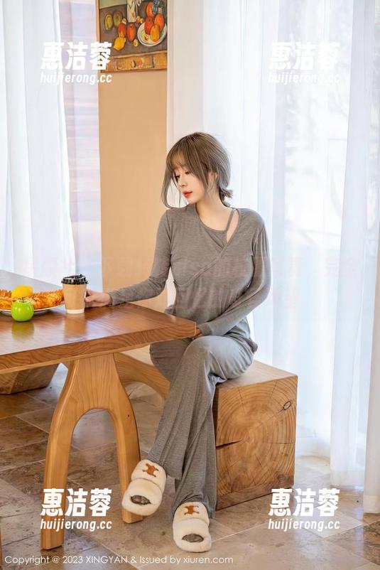 星颜社 - 下载转转Lisa的校服写真，完全可以满足你对回忆的奇怪渴望。