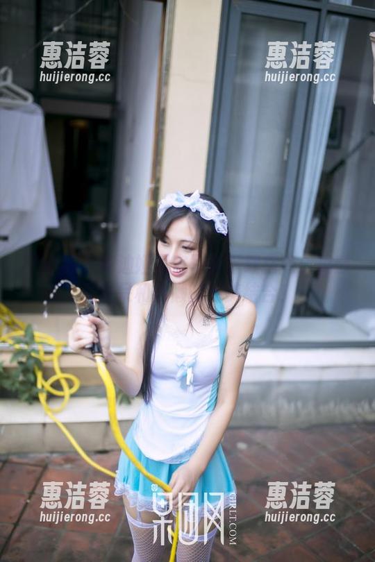 果团网 - 陈迪娅居家写真下载指南：捣鼓着发呆和偷懒的完美结合！