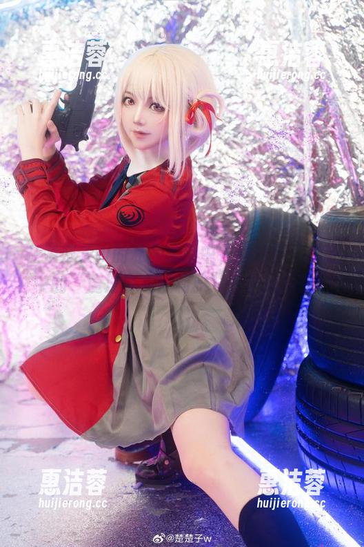 在楚楚子w的私房美图中，我看到了传说中的“魔法少女伊莉雅”，求加点料！