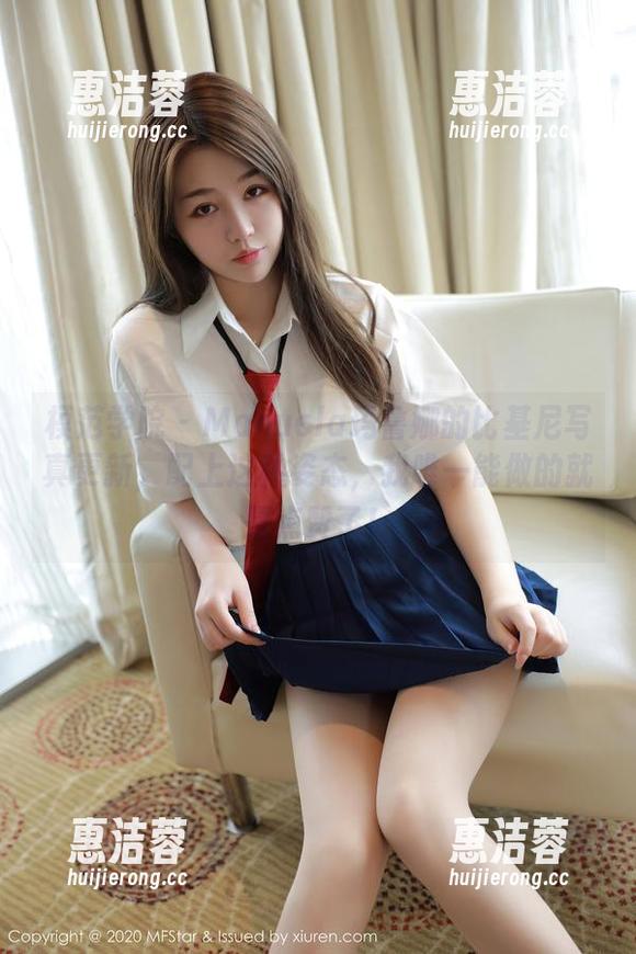 模范学院 - Manuela玛鲁娜的比基尼写真更新，配上这种姿态，我唯一能做的就是点赞了！