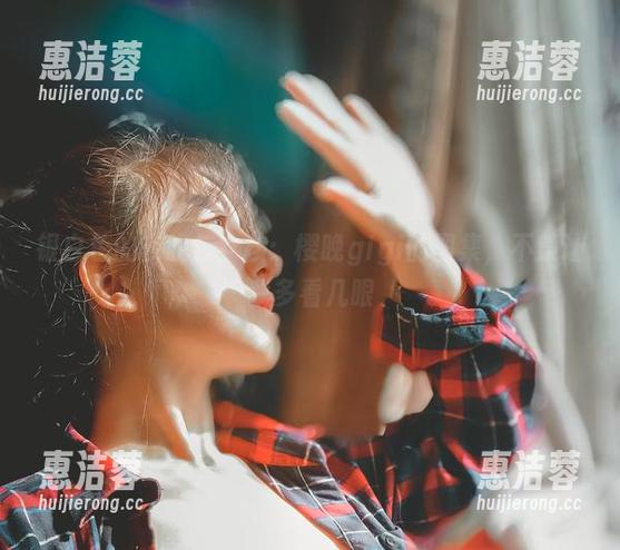 银白色的夜晚与女孩：樱晚gigi的图集，不禁让我多看几眼