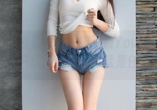 爱蜜社 – 资源更新！兜豆靓Youlina在泳池里，只能说“好身材就是任性”。