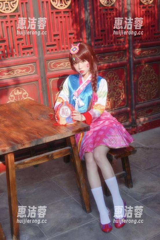 白易子教主的吊带图片：原图像是个精心制作的谜，若即若离