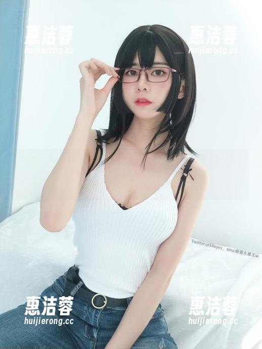 眼酱大魔王w的高清写真：黑丝楼梯道，走得可真不一般，楼梯不只用来攀登啊。