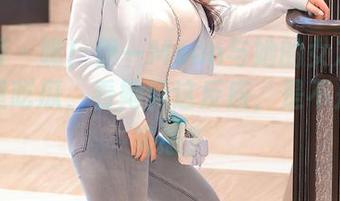 秀人网 – 瞧！伊一Moon与她的女友。在照片里吃瓜，看她俩这反应，是不是真情实感？