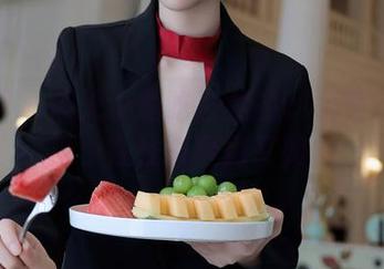 秀人网 – 谈天说地吃白菜的vi菜菜短裤合集，在线搞事情又如何