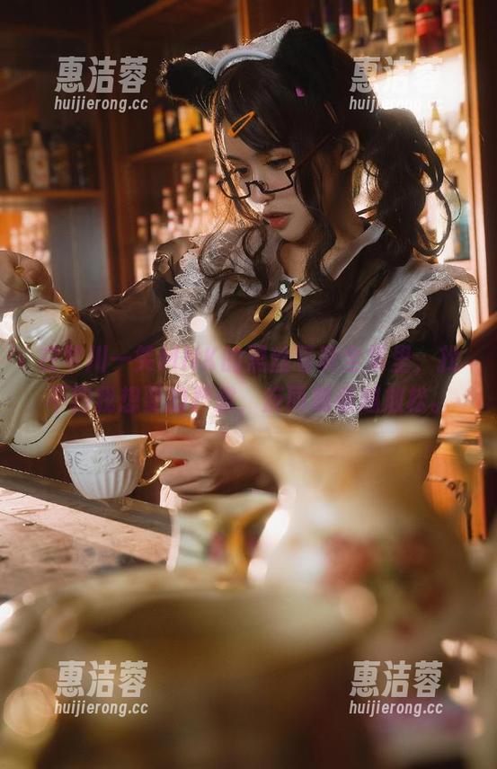 在芊川一笑MNK的黑丝写真全集里，找不到我想要的严肃，反而越看越放松。
