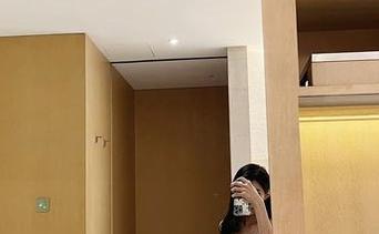 微密圈 – 葛征的新鲜裸足图包更新，隐约感觉脚的每一个细节都能撩拨心弦。