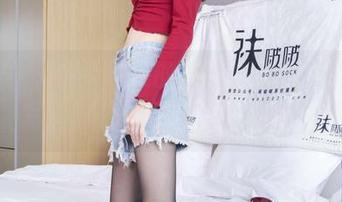 袜啵啵 – „朵朵与她的皮鞋：一场不一样的写真旅行，别忘了下载哦！