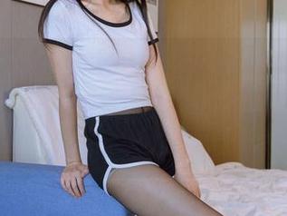袜啵啵 – 看甜甜圈的比基尼套图，默默期待下一组居然有点小紧张，哈哈，是的我承认。