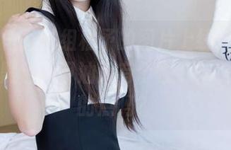 袜啵啵 – 又一组稚予的图片上线，忍不住觉得这黑色指甲油太有个性了，是我关注的点吗？