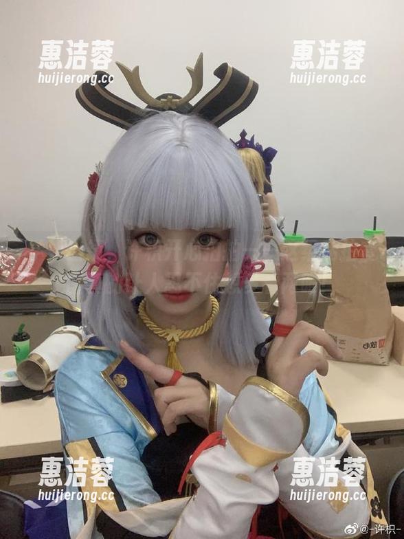 学姐出镜，许枳开心拍拍——这组私拍套图真的让人忍不住想多看两眼！