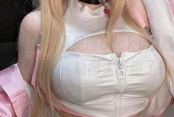 私拍礼服时刻，贝贝琪Becky的颜值比魔法还厉害，原图太有趣了！