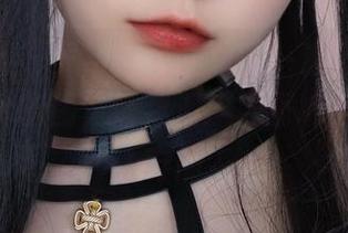 迷之呆梨”又给我们送来了一波黑丝女仆装的cos套图，让我泪流满面地问“这是人穿的？