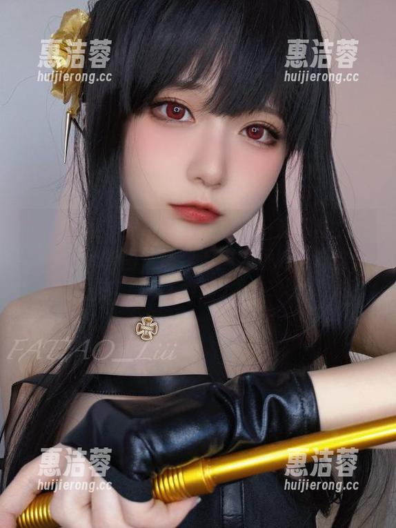 迷之呆梨”又给我们送来了一波黑丝女仆装的cos套图，让我泪流满面地问“这是人穿的？