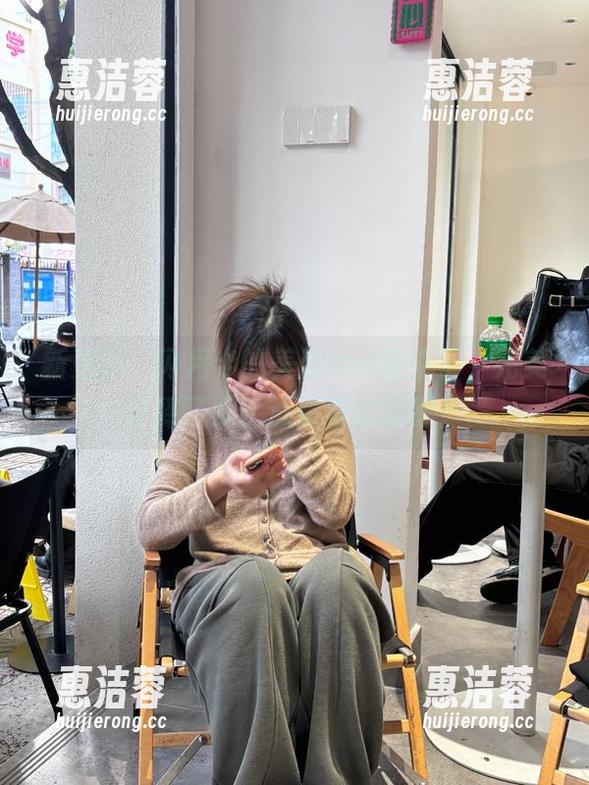 新更新，闪月半的美脚cos又来了，完美诠释了腿比心重要的道理！