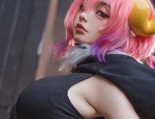 一条比基尼，两种态度，阿寨寨的高清写真，让你不禁多看几眼。
