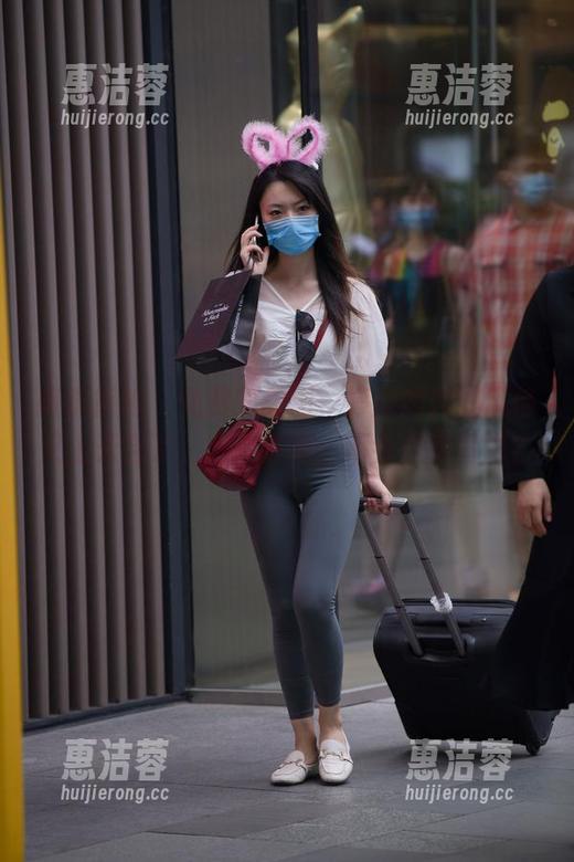 魔镜街拍 - 免费的美图，婷婷的肉丝风格又上天台了，但这寒风：不会有感冒吧？