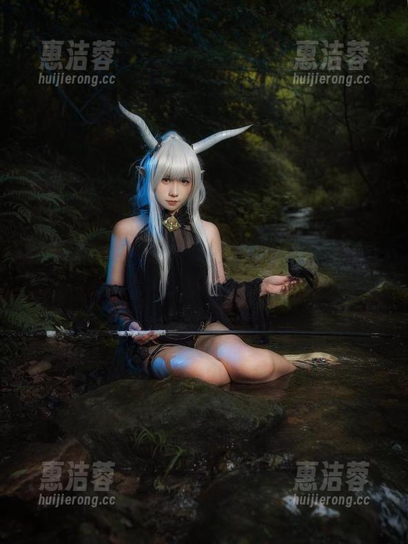 麻花麻花酱和她的双马尾cos，图片中总有种小小的挑衅。